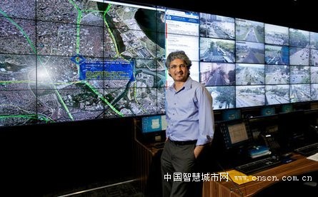 IBM智慧城市项目负责人古鲁-巴纳瓦尔身处里约热内卢城市管理中心控制室