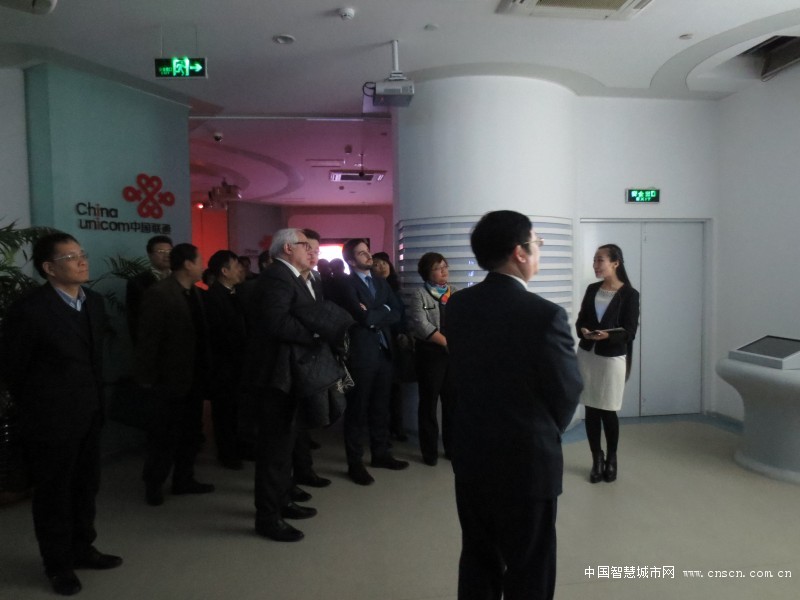 3杨金深副主席陪同乔治占美好主席与王燕京副会长参观河北省石家庄市联通4G体验厅