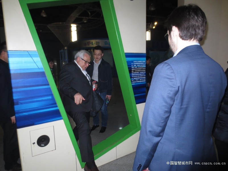 4乔治占美好主席体验河北省科技馆内无形的门