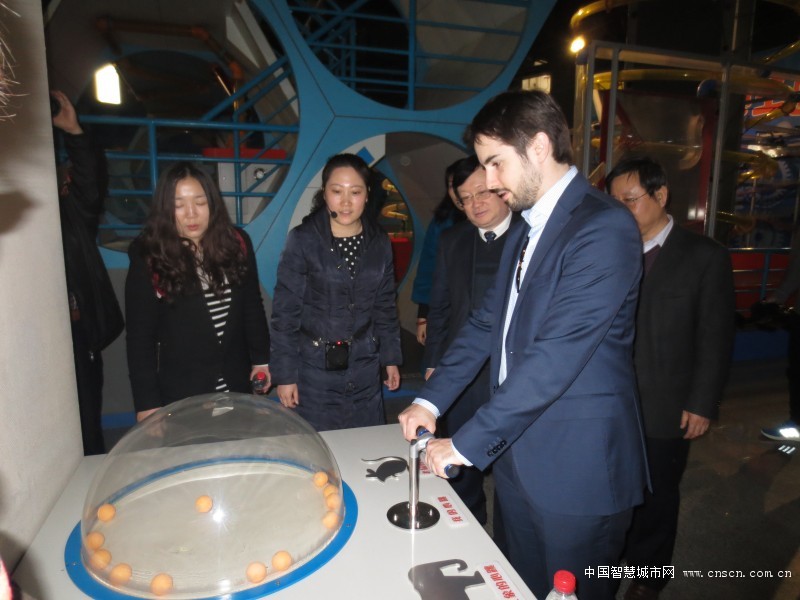 5阿尔贝托参谋体验河北省科技馆内心跳测速仪