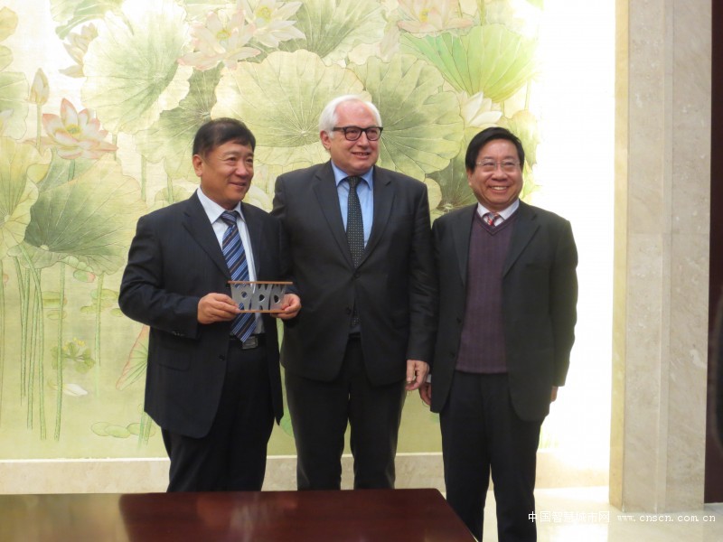 10乔治占美好主席为河北省衡水市荣获智慧城市提名大奖颁奖