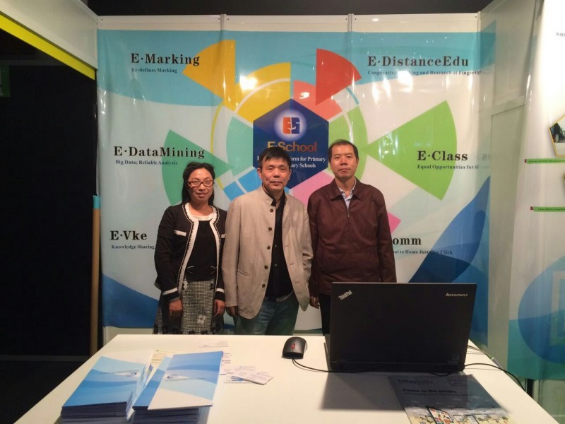 7、河北师范大学校长蒋春澜先生等在展位前合影