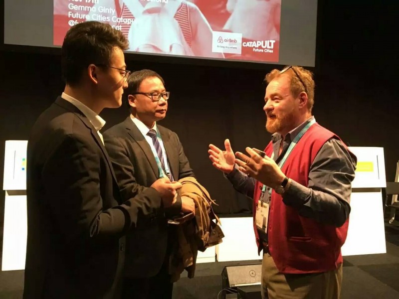 9、浙大网新副总裁彭涛先生与论坛演讲嘉宾进行深入交流