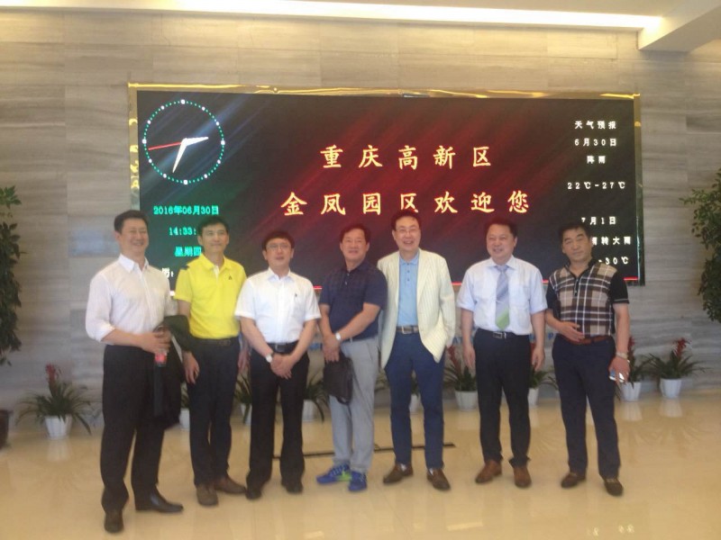 8中国通信工业协会物联网应用分会会长韩举科（左三）和考察代表们合影