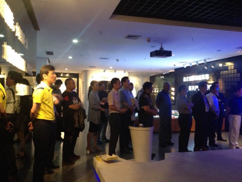 9企业代表们正在参观考察