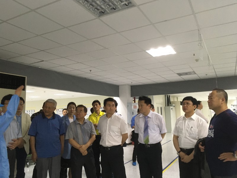 10企业代表们认真听取现场讲解