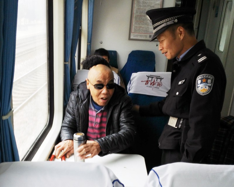 图1老屈接受郑师傅的嘱托