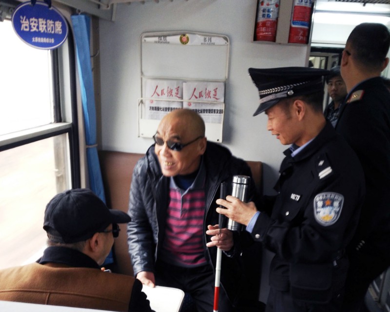 图2:把郑师傅和小赵安排坐在靠近洗面间位置,方便上厕所和下车