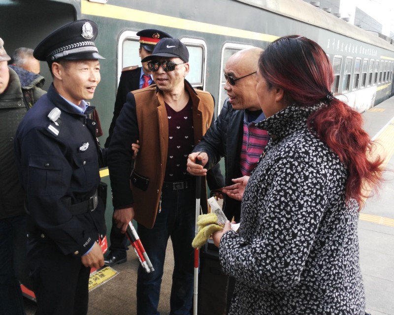 图9:依依不舍的告别